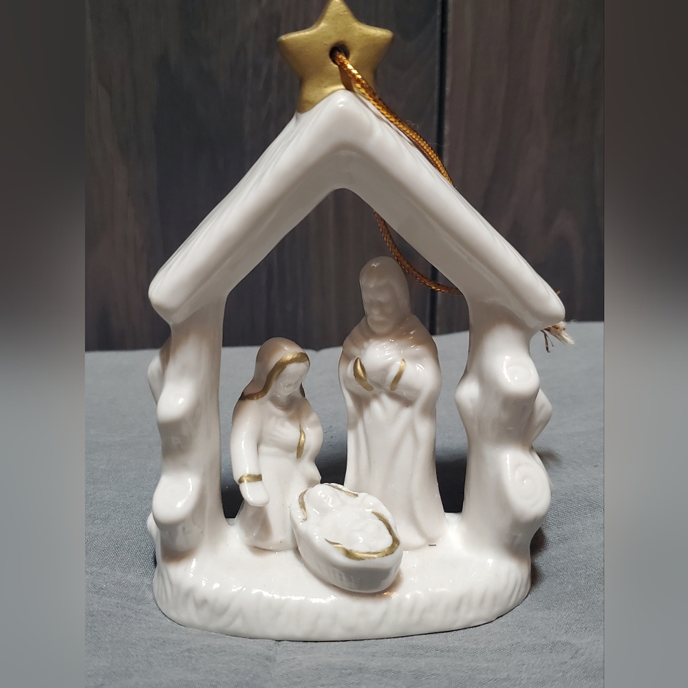 PORCELAIN NATIVITY CHRISTMAS ORNAMENT IN WHITE AND GOLD COLORS - 2003